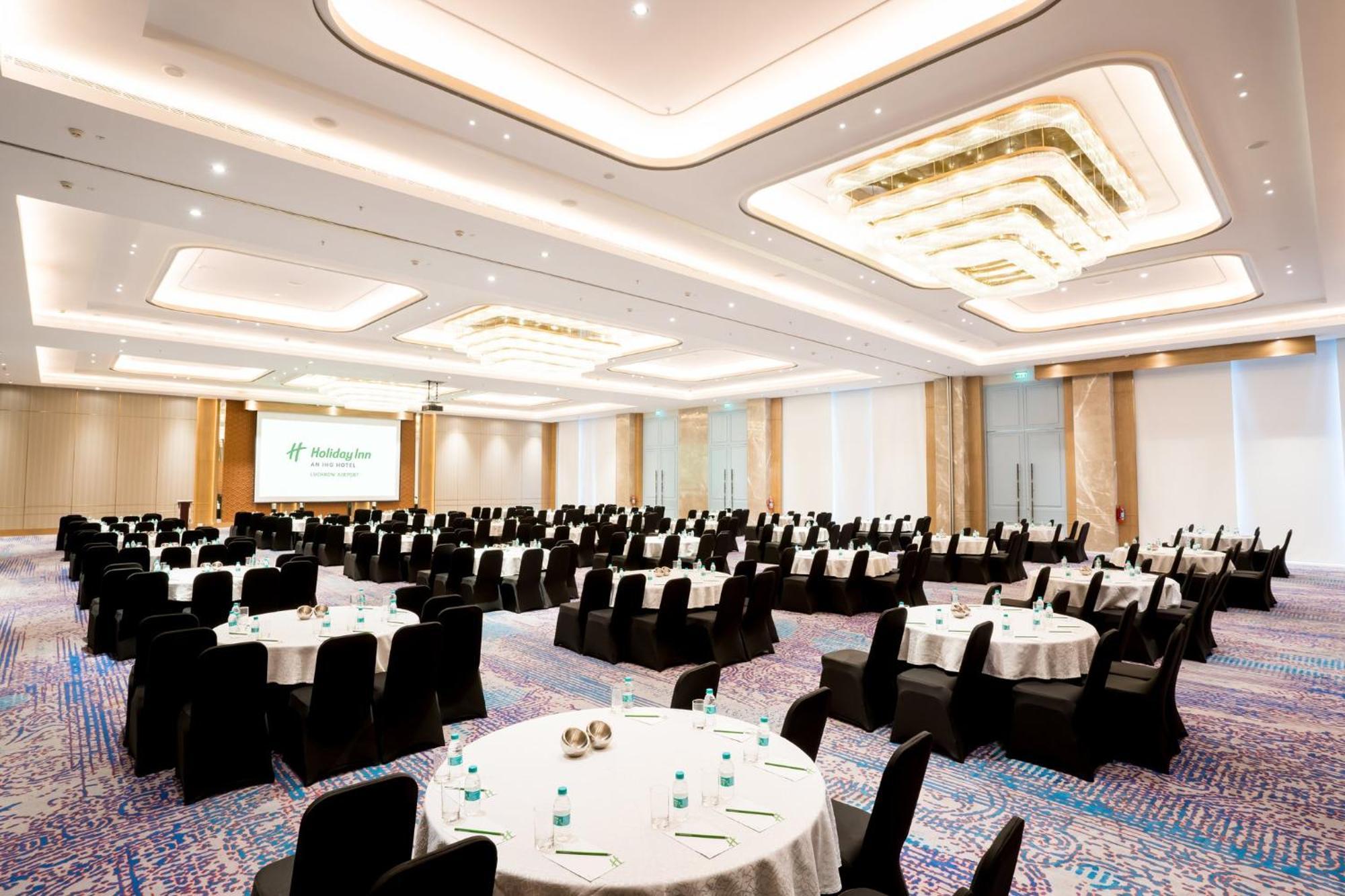 Holiday Inn Lucknow Airport By Ihg Exterior foto