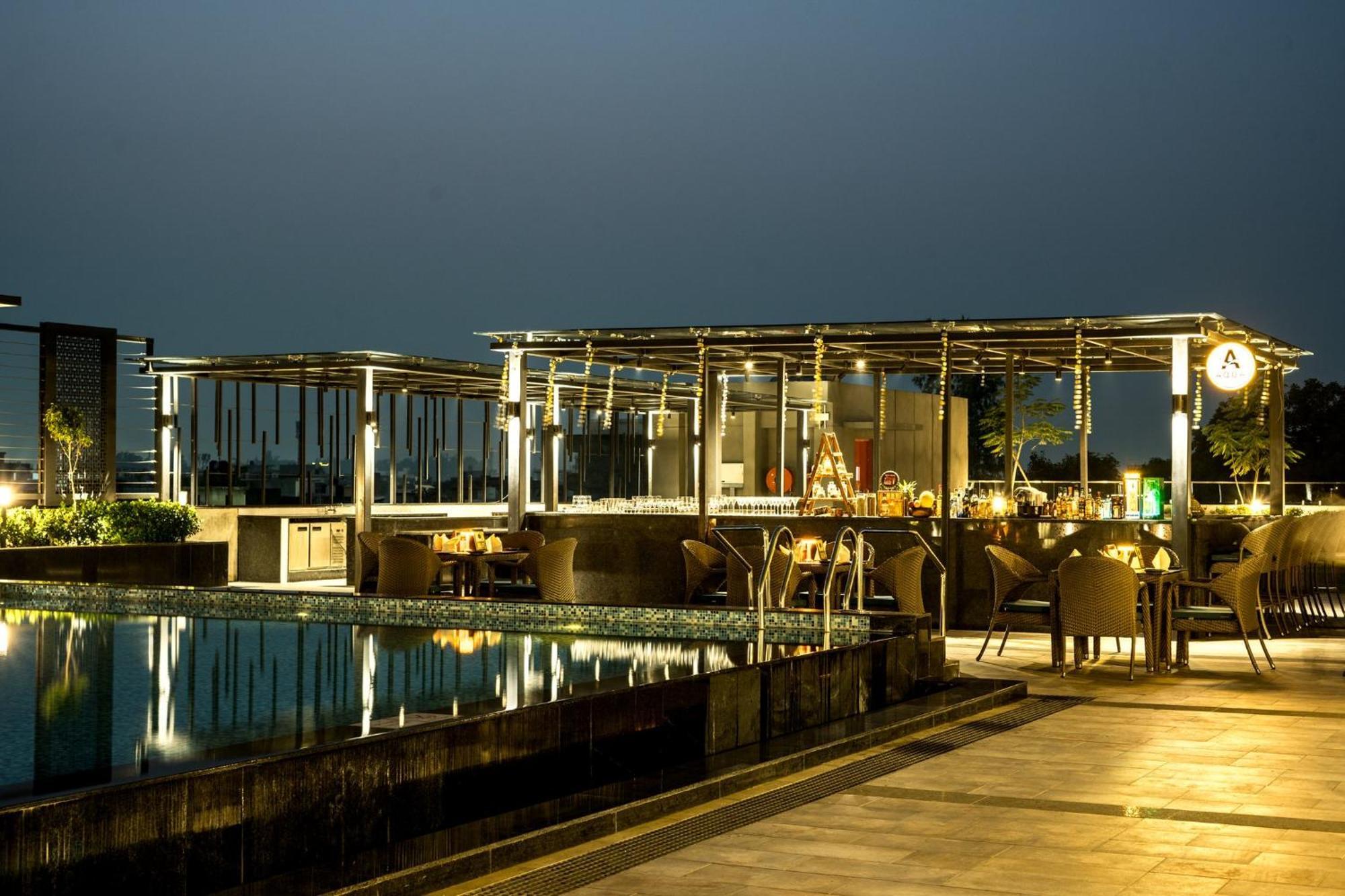 Holiday Inn Lucknow Airport By Ihg Exterior foto